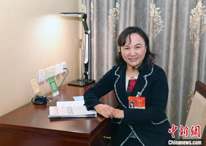 全國人大代表，浙江省臺州市椒江區(qū)大陳實驗學(xué)校校長、黨支部書記翁麗芬 蔡榮章 攝