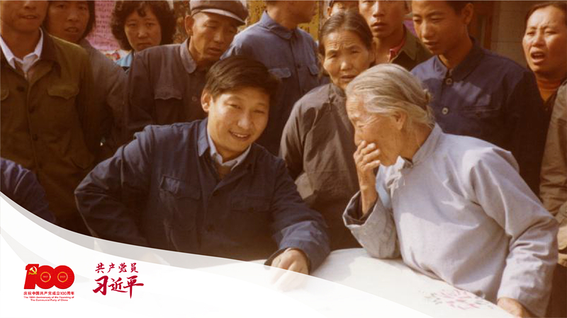 這是1983年，時任河北正定縣委書記的習(xí)近平（前排居中），臨時在大街上擺桌子聽取老百姓意見。