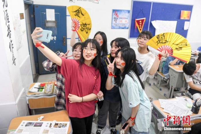 資料圖：6月6日，2021年高考前夕，湖南長沙同升湖實驗學校高三年級，考生們在教室內(nèi)合影。 楊華峰 攝