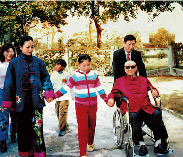這是習(xí)近平一家三口和習(xí)仲勛在一起。