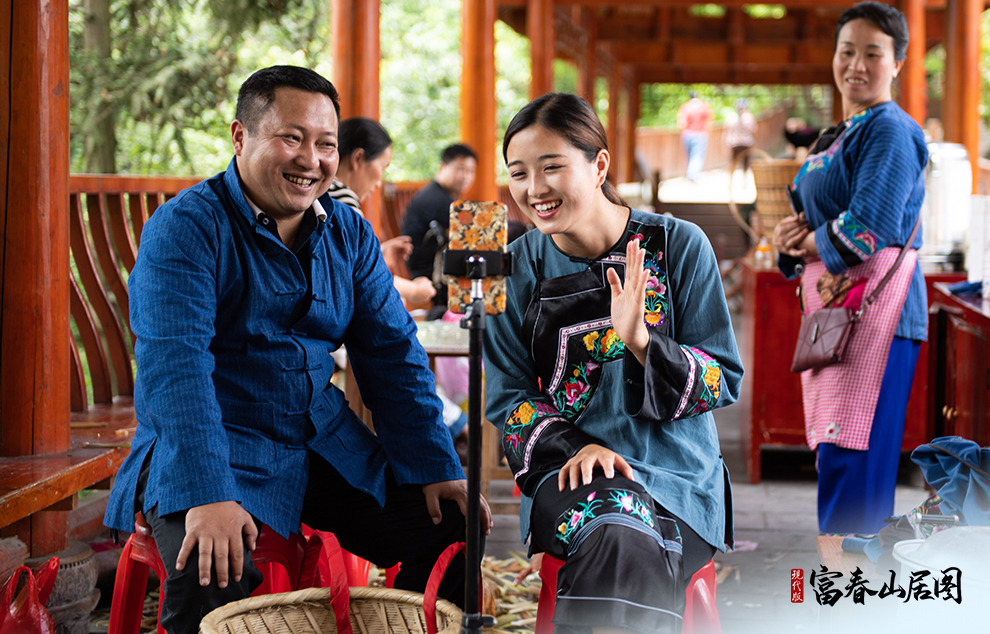 在湘西十八洞村，十八洞村扶貧隊長與返鄉(xiāng)大學生一起直播推銷土特產(chǎn)。
