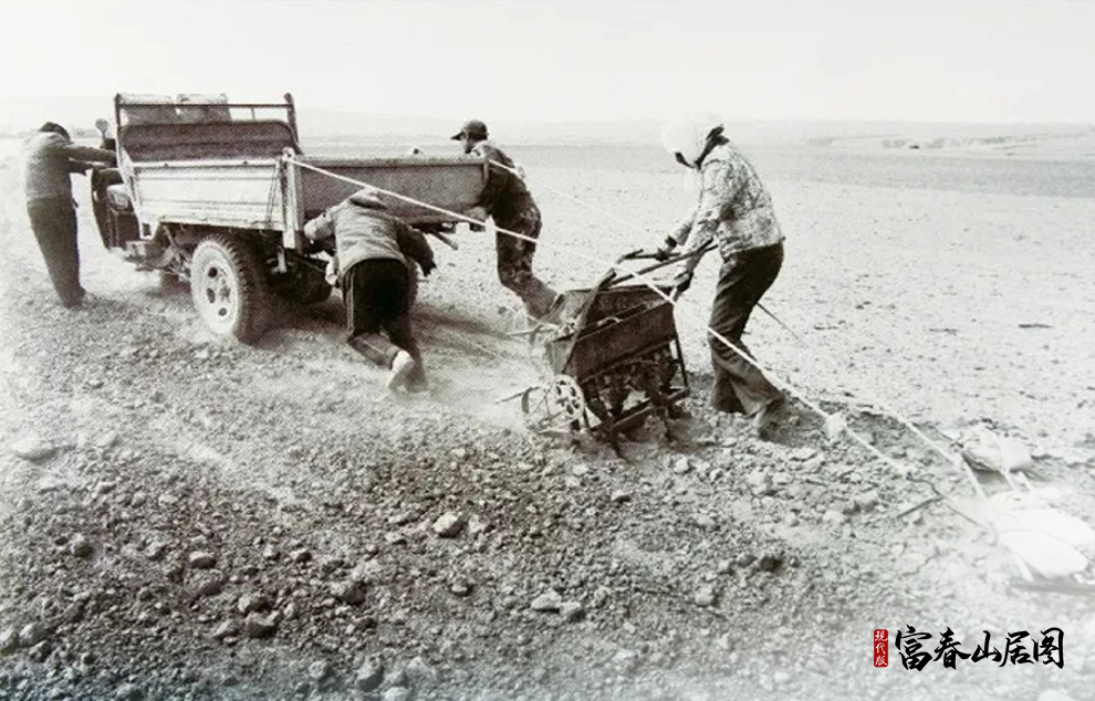 寧夏回族自治區(qū)銀川市永寧縣閩寧鎮(zhèn)建設(shè)初期，移民群眾在戈壁灘上開荒種田。