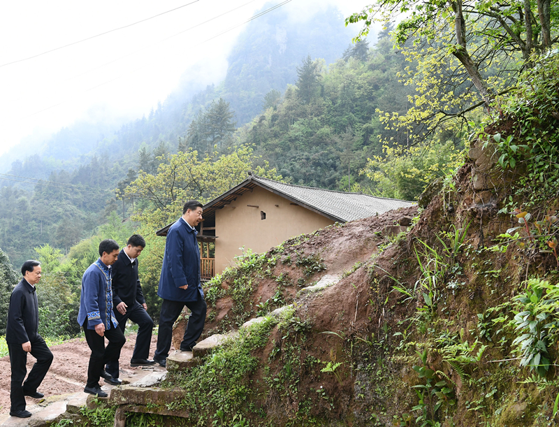 2019年4月15日，在石柱土家族自治縣中益鄉(xiāng)華溪村，習(xí)近平總書記踏著濕滑的石階登上陡坡，前往貧困戶譚登周家看望。