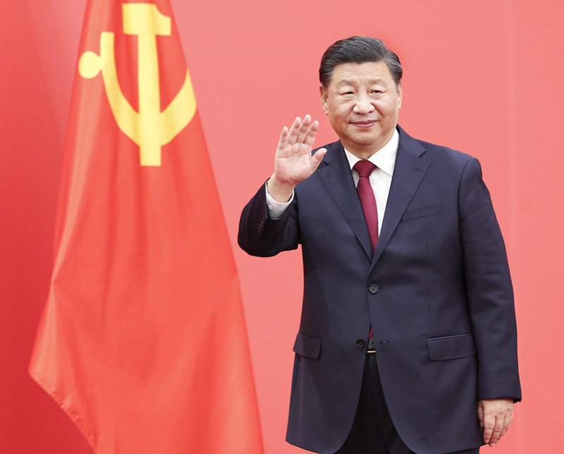 2022年10月23日，剛剛在中國(guó)共產(chǎn)黨第二十屆中央委員會(huì)第一次全體會(huì)議上當(dāng)選的中共中央總書記習(xí)近平和中共中央政治局常委李強(qiáng)、趙樂際、王滬寧、蔡奇、丁薛祥、李希在北京人民大會(huì)堂同采訪中共二十大的中外記者親切見面。這是習(xí)近平向在場(chǎng)的中外記者揮手致意。