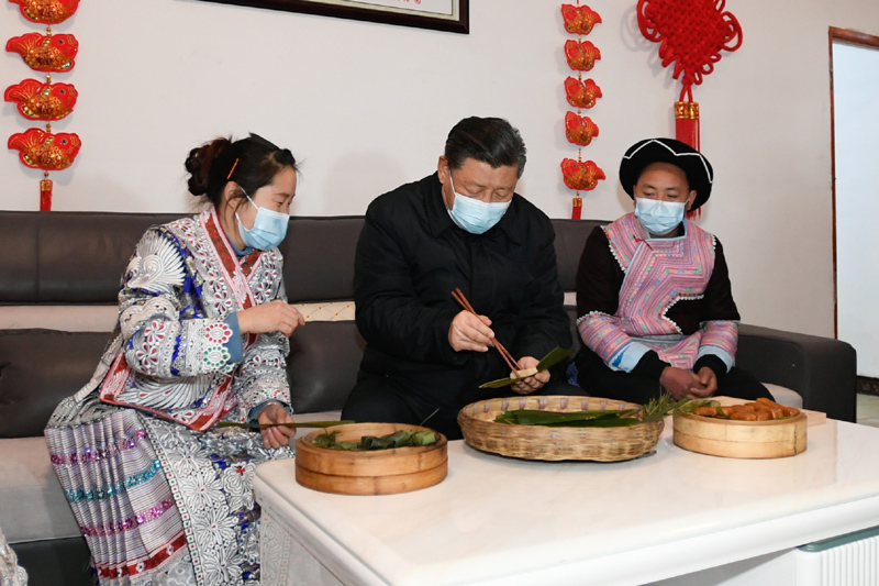 2021年2月3日下午，習(xí)近平總書記在貴州省畢節(jié)市黔西縣新仁苗族鄉(xiāng)化屋村苗族村民趙玉學(xué)家，同趙玉學(xué)一家邊聊家常邊制作當(dāng)?shù)貍鹘y(tǒng)節(jié)日食品黃粑。