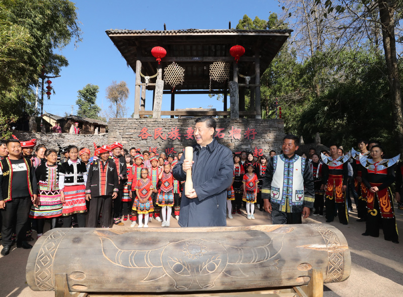 2020年1月19日下午，習(xí)近平總書記在云南省騰沖市清水鄉(xiāng)三家村中寨司莫拉佤族村廣場上，敲響三聲佤族木鼓，祝福來年風(fēng)調(diào)雨順、國泰民安。
