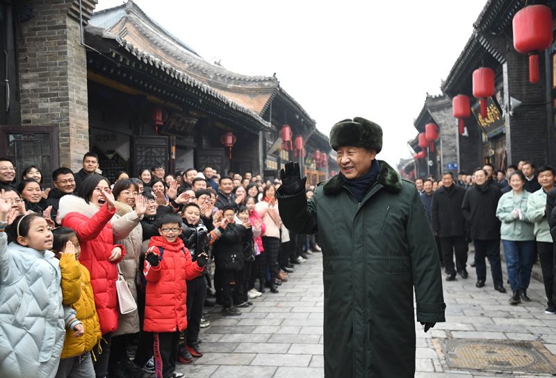 2022年1月27日上午，習(xí)近平總書記到山西省平遙古城向現(xiàn)場群眾揮手致意，給大家拜年。
