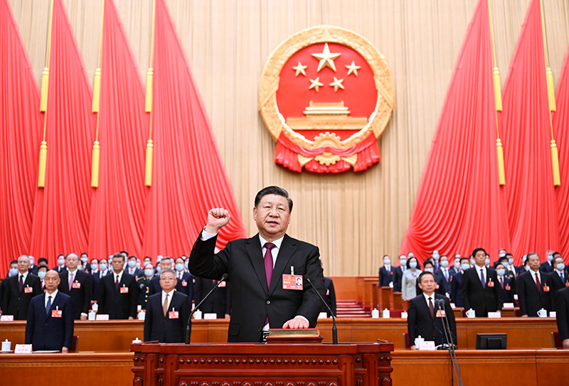 2023年3月10日，十四屆全國人大一次會議在北京人民大會堂舉行第三次全體會議。習(xí)近平全票當(dāng)選為中華人民共和國主席、中華人民共和國中央軍事委員會主席。這是習(xí)近平進(jìn)行憲法宣誓。