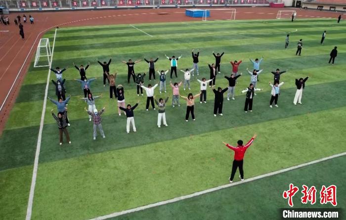 寧夏大學(xué)校園內(nèi)，學(xué)生跟隨老師練習(xí)八段錦。 謝宇 攝