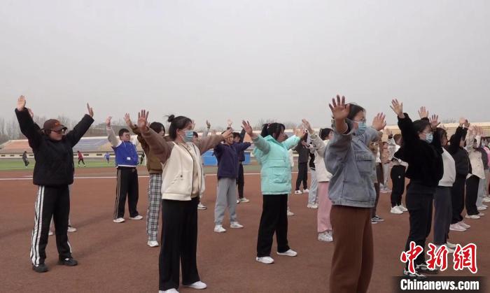 寧夏大學(xué)校園內(nèi)，學(xué)生練習(xí)八段錦。 謝宇 攝