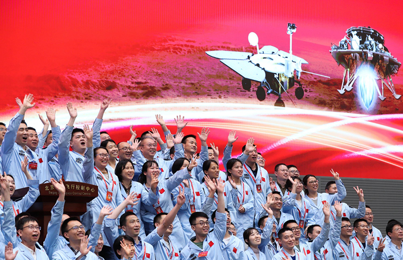 2021年5月15日，北京航天飛行控制中心青年科技人才群體慶祝我國(guó)首次火星探測(cè)任務(wù)著陸火星成功。 