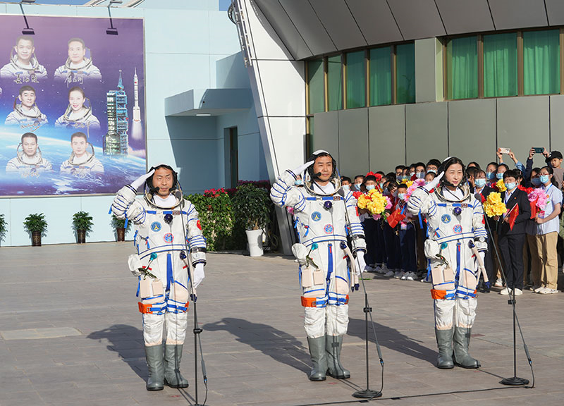 2022年6月5日，神舟十四號(hào)載人飛行任務(wù)航天員乘組出征儀式在酒泉衛(wèi)星發(fā)射中心問(wèn)天閣廣場(chǎng)舉行。