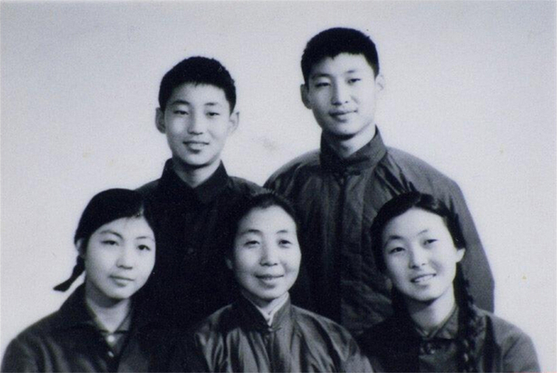 1972年冬，齊心和子女們。前排右起：齊橋橋、齊心、習安安。后排右起：習近平、習遠平。