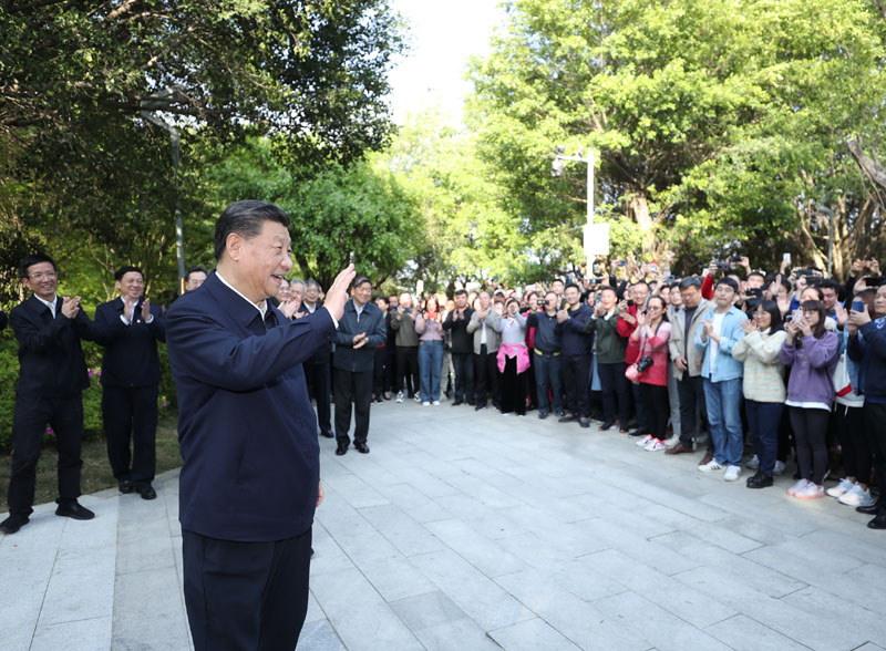 2021年3月24日，習(xí)近平在福建省福州市福山郊野公園考察時(shí)，向市民們招手致意。