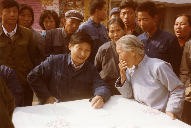這是1983年，時(shí)任河北正定縣委書記的習(xí)近平（前排居中），臨時(shí)在大街上擺桌子聽取老百姓意見。