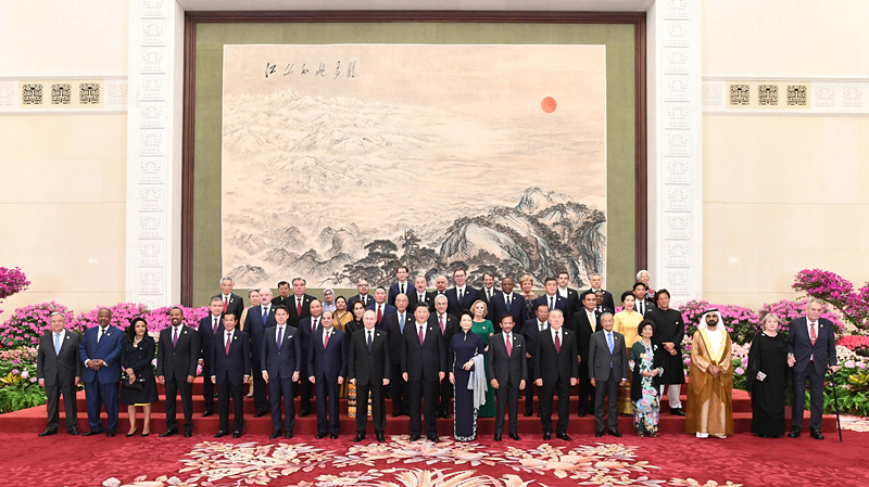 2019年4月26日，習(xí)近平主席和夫人彭麗媛在北京人民大會堂舉行宴會，歡迎出席第二屆“一帶一路”國際合作高峰論壇的外方領(lǐng)導(dǎo)人夫婦及嘉賓。這是習(xí)近平和彭麗媛同外方領(lǐng)導(dǎo)人夫婦及嘉賓合影留念。