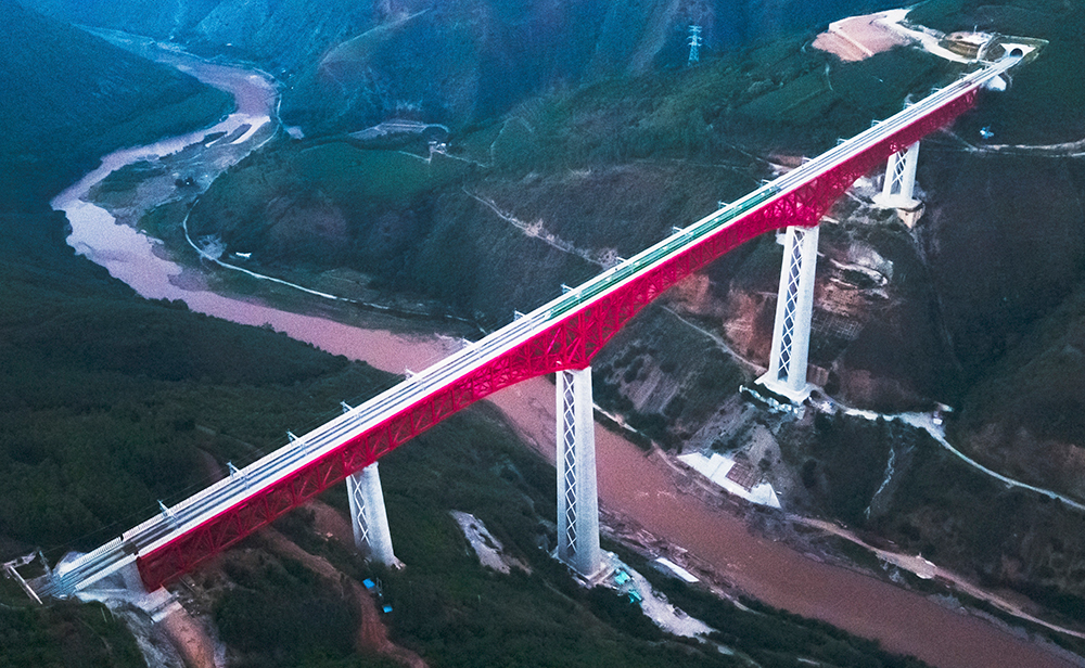 中老鐵路首發(fā)列車駛過中國云南省元江哈尼族彝族傣族自治縣境內(nèi)的元江雙線特大橋（2021年12月3日攝，無人機(jī)照片）。
