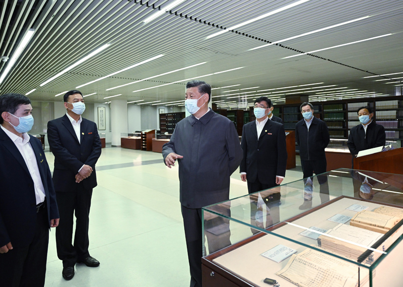 2022年4月25日，習(xí)近平來(lái)到中國(guó)人民大學(xué)考察調(diào)研。這是他在圖書(shū)館考察。