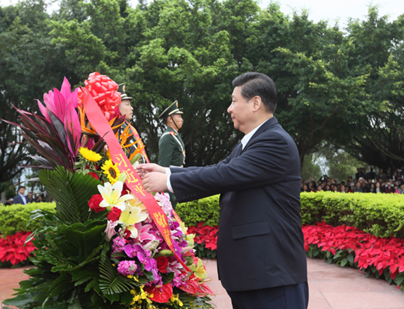 2012年12月8日，習(xí)近平在深圳蓮花山公園向鄧小平銅像敬獻(xiàn)花籃。