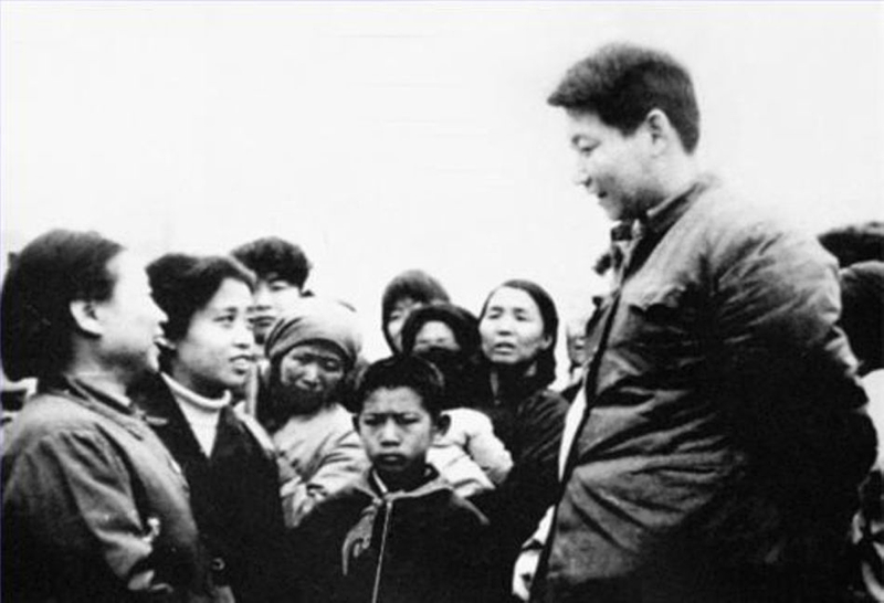 1983年，時(shí)任中共正定縣委書記的習(xí)近平同趙村群眾交談。
