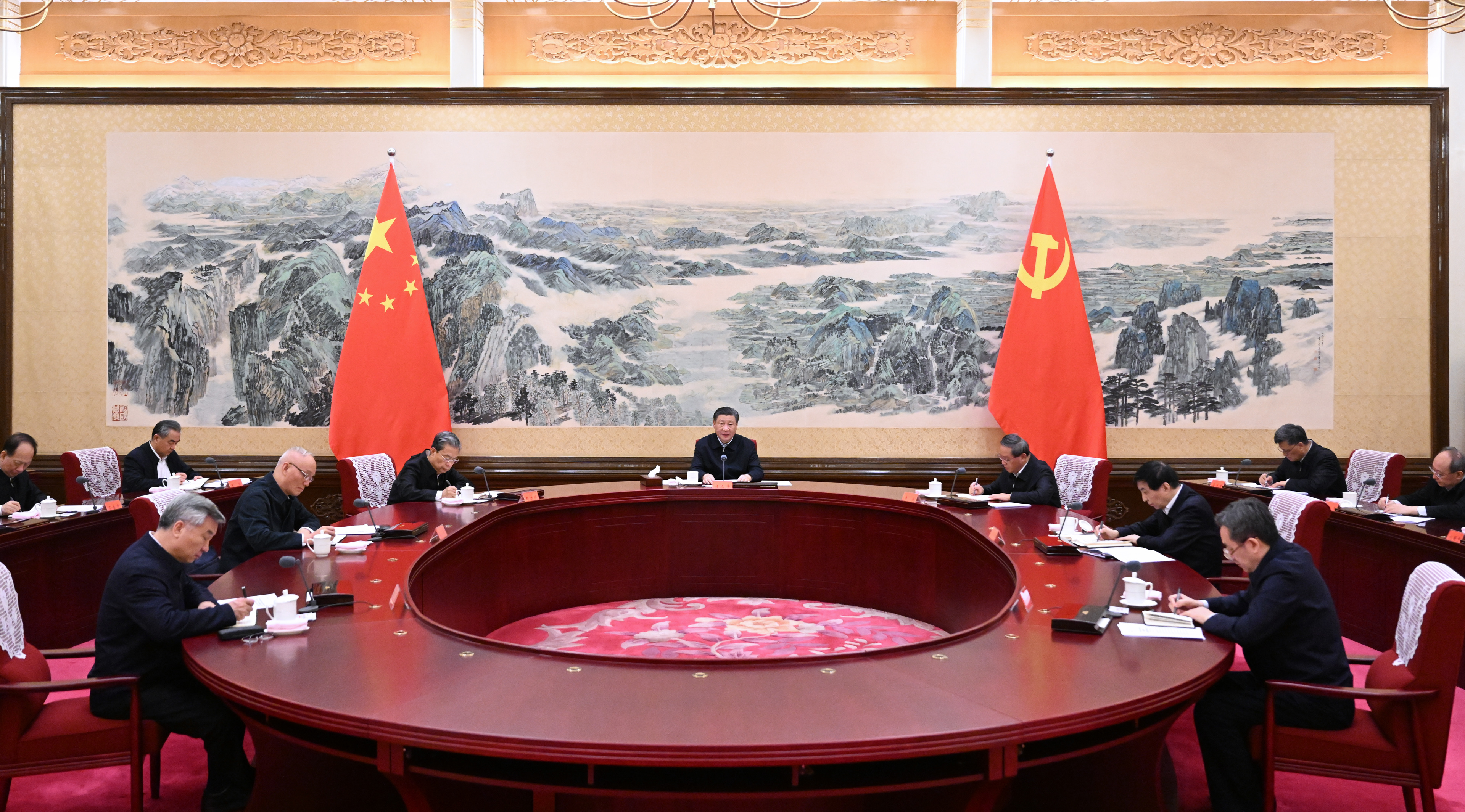 2023年12月21日至22日，中共中央政治局召開(kāi)學(xué)習(xí)貫徹習(xí)近平新時(shí)代中國(guó)特色社會(huì)主義思想主題教育專題民主生活會(huì)，中共中央總書記習(xí)近平主持會(huì)議并發(fā)表重要講話。