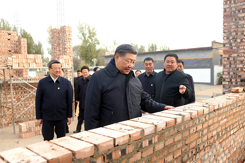 2023年11月10日，習近平總書記在河北保定涿州市刁窩鎮(zhèn)萬全莊村房屋重建施工現(xiàn)場考察。