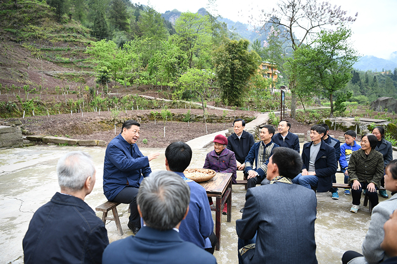 2019年4月15日，習近平總書記在重慶石柱土家族自治縣中益鄉(xiāng)華溪村同村民代表、基層干部、扶貧干部、鄉(xiāng)村醫(yī)生等圍坐在一起，共話脫貧攻堅。