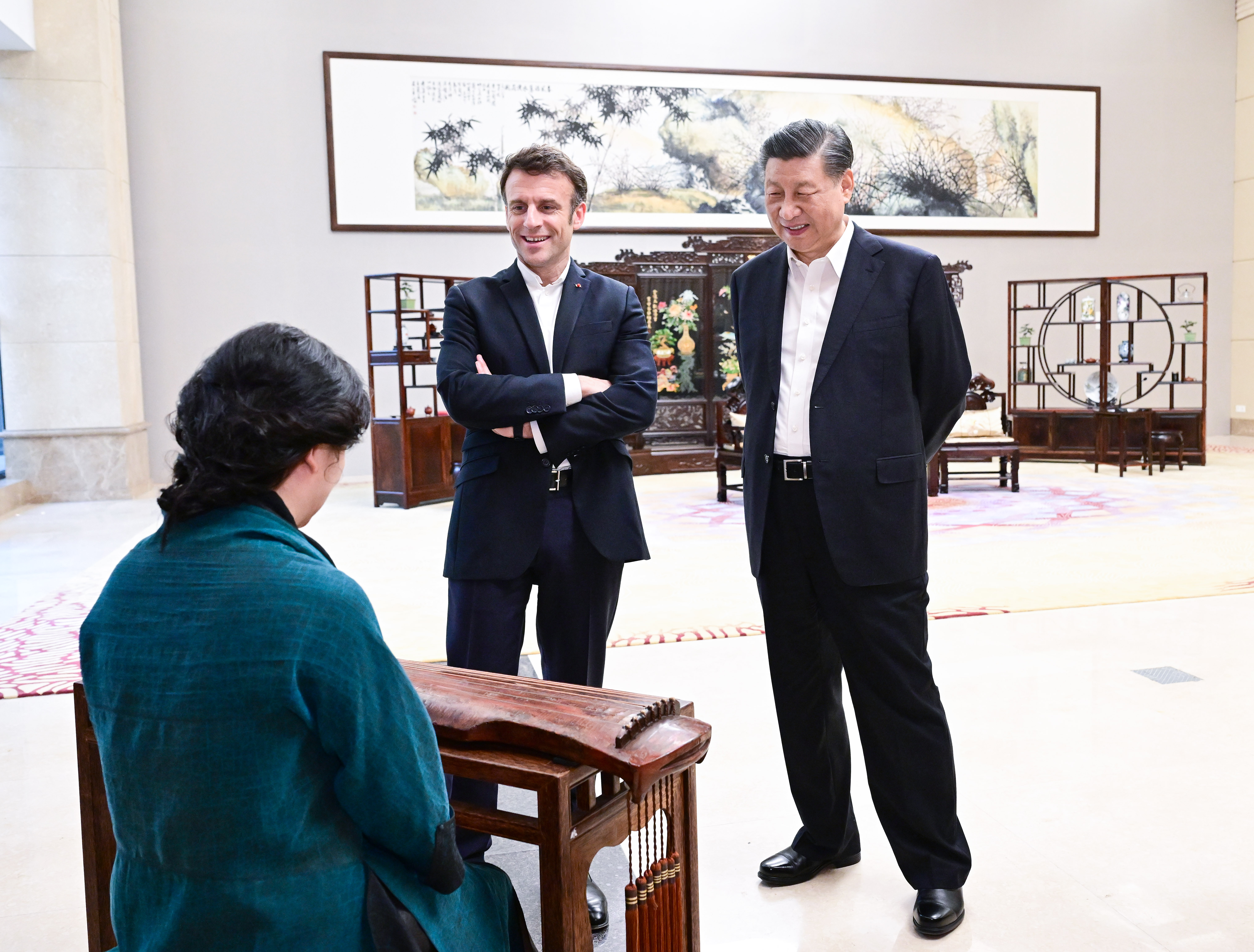 2023年4月7日，習(xí)近平主席在廣東省廣州市松園同法國總統(tǒng)馬克龍舉行非正式會晤。這是兩國元首在白云廳欣賞古琴演奏。