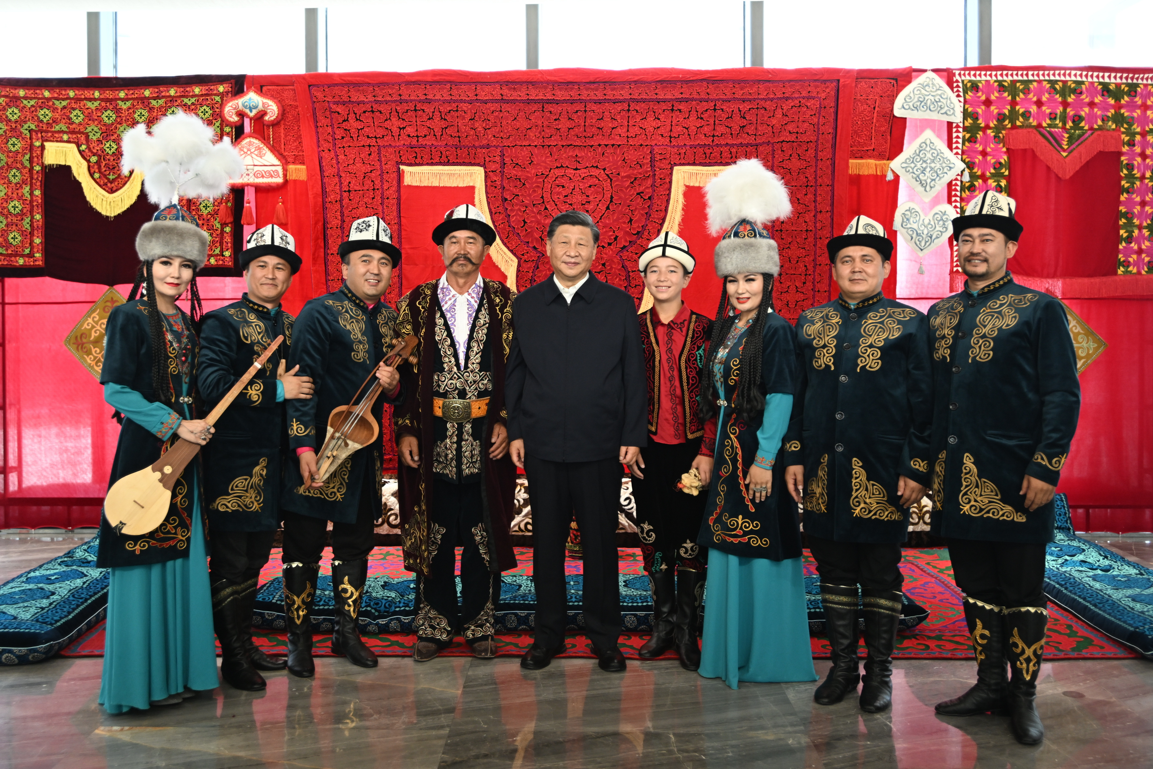 2022年7月13日，習(xí)近平總書記在新疆烏魯木齊市新疆維吾爾自治區(qū)博物館，同《瑪納斯》非物質(zhì)文化遺產(chǎn)傳承人在一起。