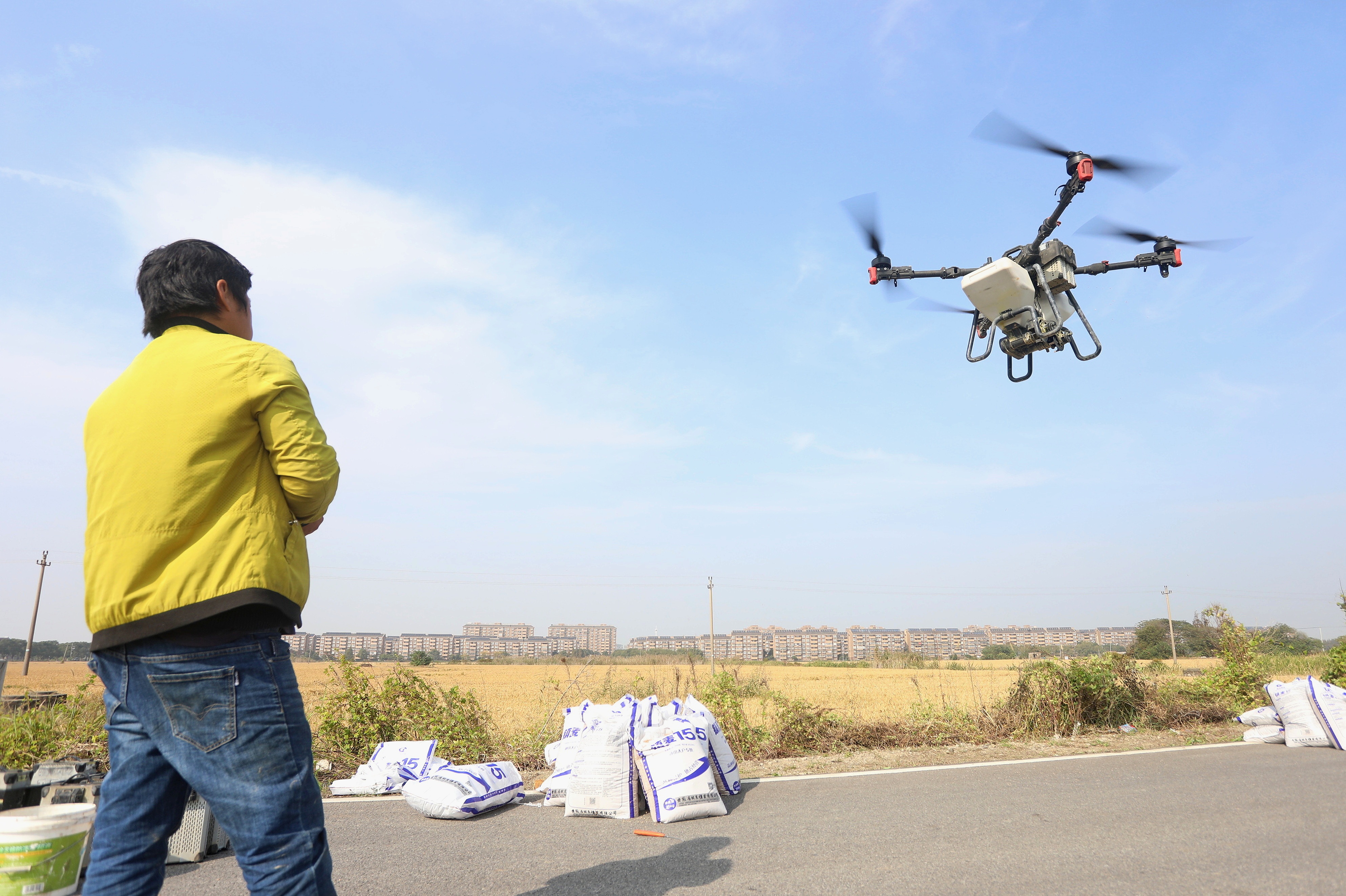 2023年11月15日，浙江嘉興，南湖區(qū)七星街道一處農(nóng)田里，農(nóng)民操縱無人機進行冬小麥飛播。