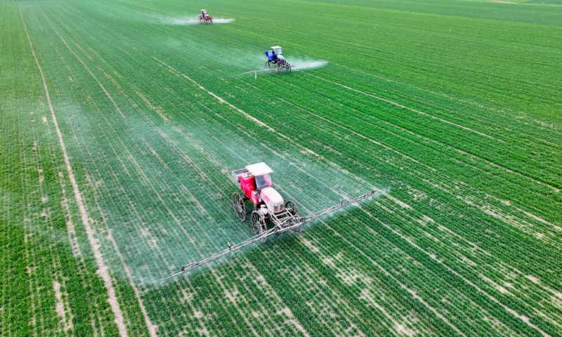 2024年2月18日，安徽省亳州市，利辛縣紀王場鄉(xiāng)孫老家村麥田，農(nóng)民駕駛自走式高桿噴霧機對小麥進行噴藥作業(yè)。