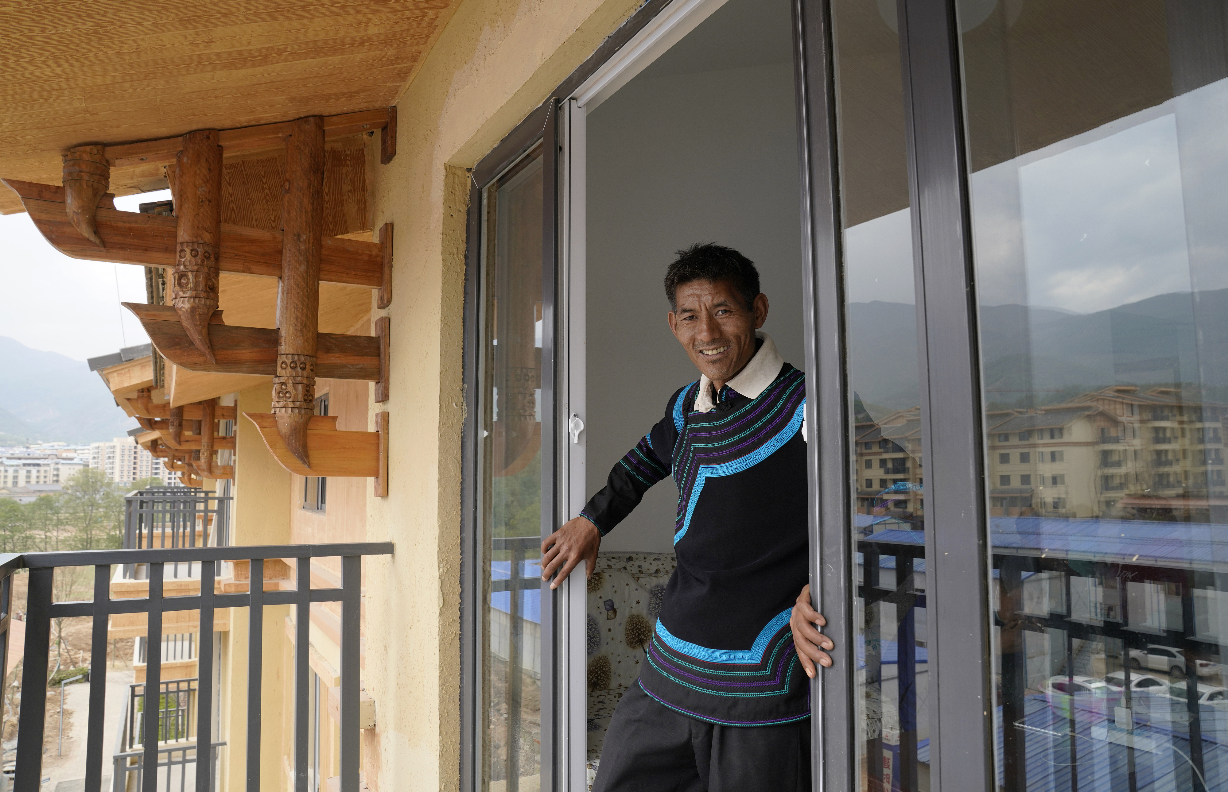 2020年5月14日，四川涼山彝族自治州昭覺(jué)縣，“懸崖村”村村民某色伍哈入住新房。