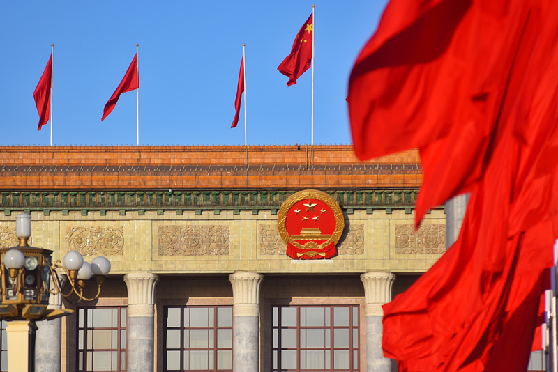 2024年3月8日，北京上空現(xiàn)“兩會藍”，人民大會堂前紅旗飄揚。
